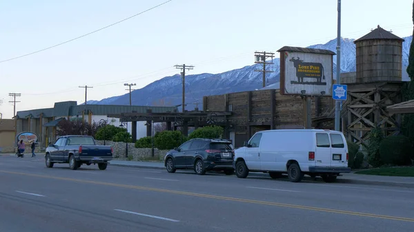 Lone Pine Smoke house en el histórico pueblo de Lone Pine - LONE PINE CA, Estados Unidos - 29 de MARZO de 2019 — Foto de Stock