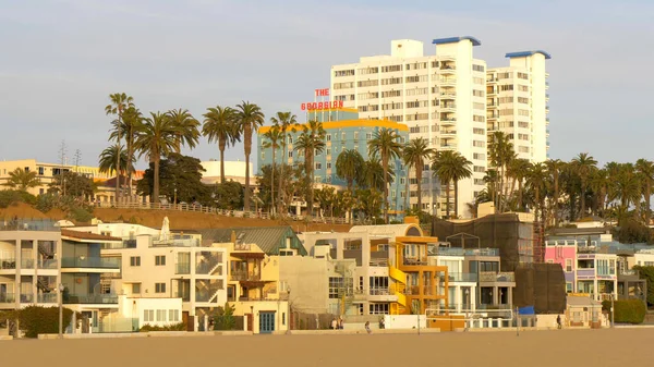 Santa Monica Okyanus Önü Yürüyüşü 'ndeki renkli evler - LOS ANGELES, ABD - 29 Mart 2019 — Stok fotoğraf