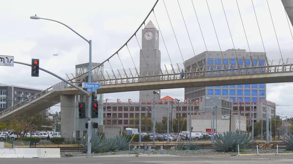 Fußgängerbrücke im San Diego Convention Center - CALIFORNIA, USA - 18. MÄRZ 2019 — Stockfoto