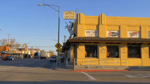 Tiendas en el histórico pueblo de Lone Pine - LONE PINE CA, Estados Unidos - 29 de MARZO de 2019 — Foto de Stock