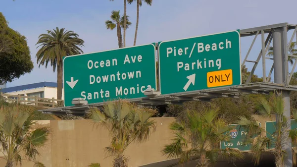 Utcai táblák Santa Monica felé - LOS ANGELES, USA - 2019. március 29. — Stock Fotó