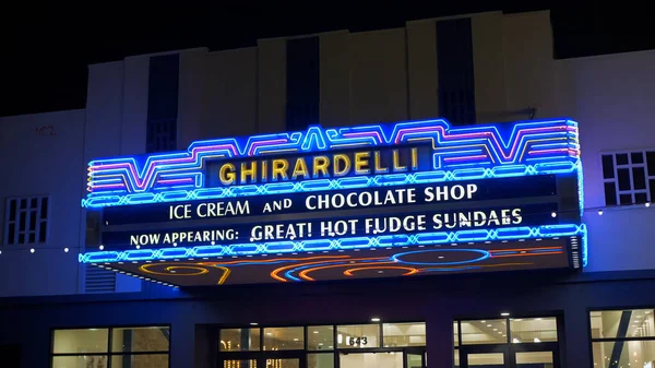 Ghiradelli at Gaslamp Quarter San Diego by night - CALIFORNIA, Verenigde Staten - 18 maart 2019 — Stockfoto