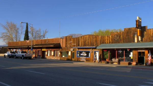 Alte Holzhäuser im historischen Dorf Lone Pine - LONE PINE CA, USA - 29. MÄRZ 2019 — Stockfoto