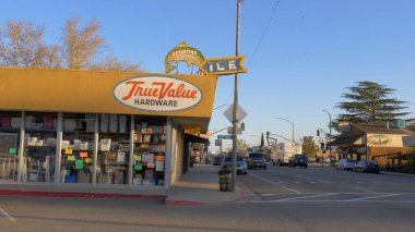 Tarihsel Lone Pine köyünün tipik sokak manzarası - Lone PINE CA, ABD - 29 Mart 2019