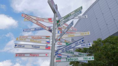 Los Angeles 'ın kardeş şehirlerinin yön işaretleri - CALIFORNIA, ABD - 18 Mart 2019