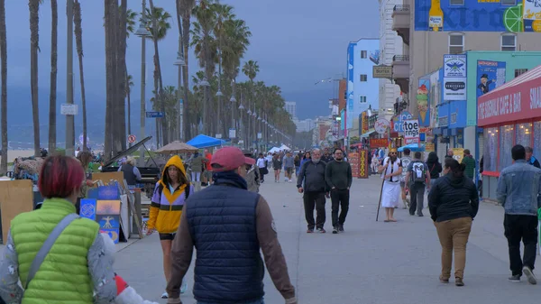 Venice Beach South Ocean Walk illalla - CALIFORNIA, USA - maaliskuu 18, 2019 — kuvapankkivalokuva