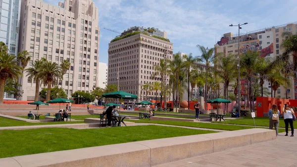 Realaxing en Pershing Square Los Angeles Downtown - LOS ANGELES, Estados Unidos - 1 de ABRIL de 2019 — Foto de Stock