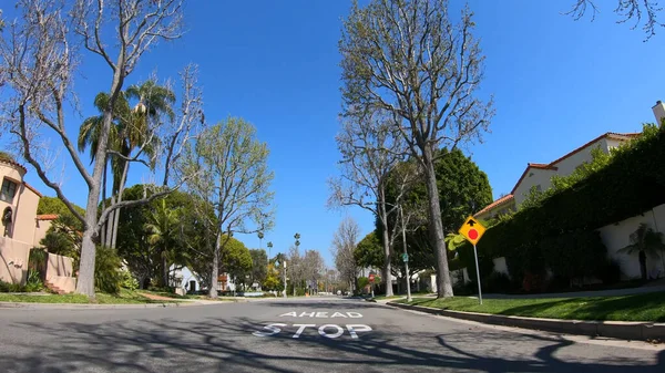 Οδηγήστε μέσα από το Palm Tree Alleys του Μπέβερλι Χιλς - LOS ANGELES. ΗΠΑ - 18 Μαρτίου 2019 — Φωτογραφία Αρχείου