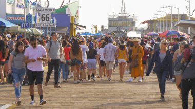 Santa Monica Rıhtımında Yürüyüş - LOS ANGELES, ABD - 29 Mart 2019