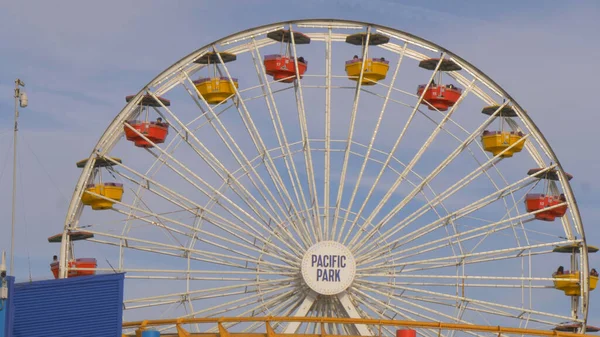 Ferris Wheel at Santa Monica Pier in Los Angeles - LOS ANGELES, Verenigde Staten - 29 maart 2019 — Stockfoto