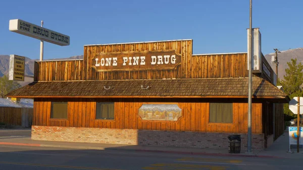 Droguería de madera en el histórico pueblo de Lone Pine - LONE PINE CA, Estados Unidos - 29 de MARZO de 2019 — Foto de Stock