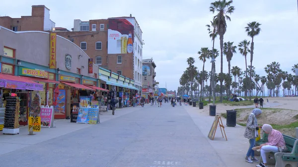 Venice Beach frente al mar por la noche - CALIFORNIA, Estados Unidos - 18 DE MARZO DE 2019 — Foto de Stock