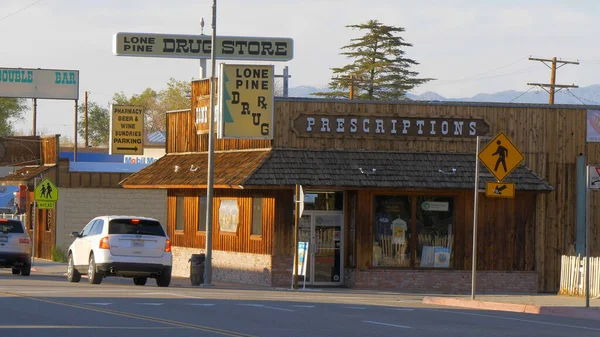 Drugswinkel in het historische dorp Lone Pine - LONE PINE CA, Verenigde Staten - 29 maart 2019 — Stockfoto