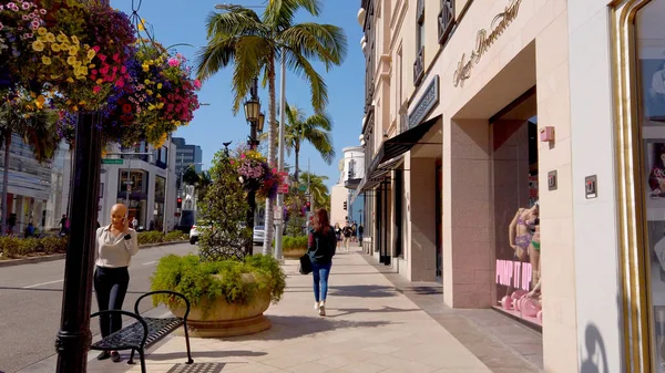 Kävely Rodeo Drivella Beverly Hillsissä - LOS ANGELES, USA - huhtikuu 1, 2019 — kuvapankkivalokuva
