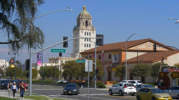 Beverly Hills Street view with City Hall - CALIFORNIA, ΗΠΑ - 18 Μαρτίου 2019 — Φωτογραφία Αρχείου