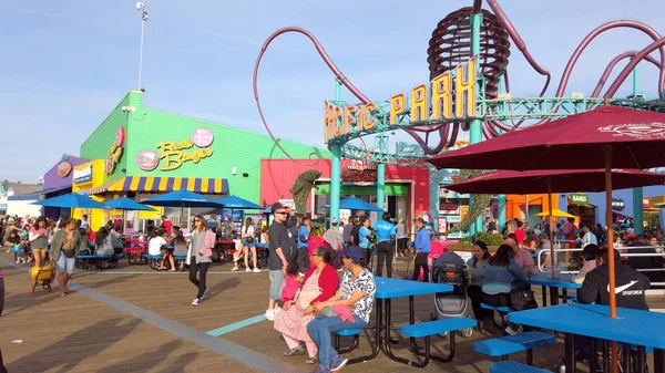 Populaire Santa Monica Pier in Los Angeles in de zomer - LOS ANGELES, USA - APRIL 1, 2019 — Stockfoto