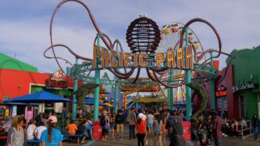 Santa Monica İskelesi 'ndeki Pasifik Parkı - LOS ANGELES, ABD - 29 Mart 2019