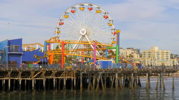 Los Angeles 'taki ünlü Santa Monica İskelesi - LOS ANGELES, ABD - 29 Mart 2019 — Stok fotoğraf