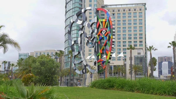 Esculturas de arte moderno en el Convention Center Park San Diego - CALIFORNIA, Estados Unidos - 18 DE MARZO DE 2019 — Foto de Stock