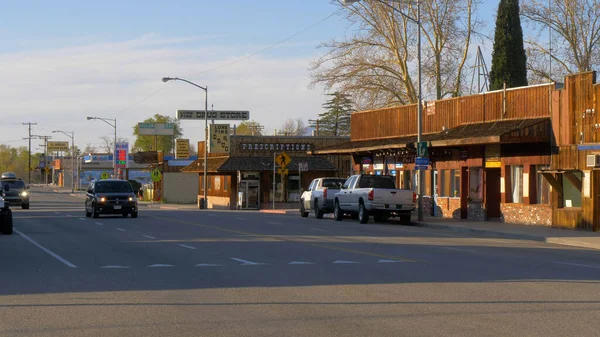 มุมมองถนนในหมู่บ้านประวัติศาสตร์ของ Lone Pine - LONE Pine CA, USA - 29 มีนาคม 2019 — ภาพถ่ายสต็อก