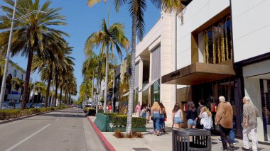 Beverly Hills 'teki Rodeo Drive' da özel mağazalar - LOS ANGELES, ABD - 1 Nisan 2019