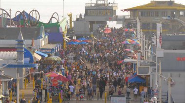 Santa Monica İskelesi, 29 Mart 2019 'da binlerce ziyaretçinin katıldığı kalabalık bir yer.