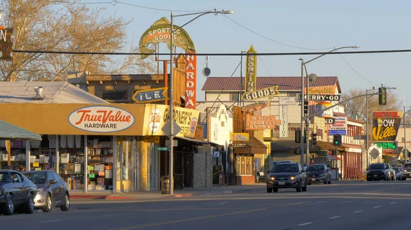 Main street in the historic village of Lone Pine - Lone PINE CA, USA - MARÇO 29, 2019 — Fotografia de Stock