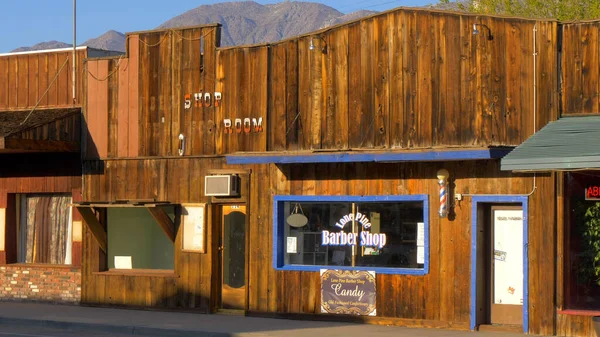 Old Barber Shop nello storico villaggio di Lone Pine - LONE PINE CA, USA - 29 MARZO 2019 — Foto Stock