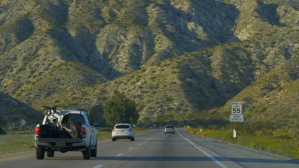 Fahrt durch die Wüste von Nevada - CALIFORNIA, USA - 18. MÄRZ 2019 — Stockfoto