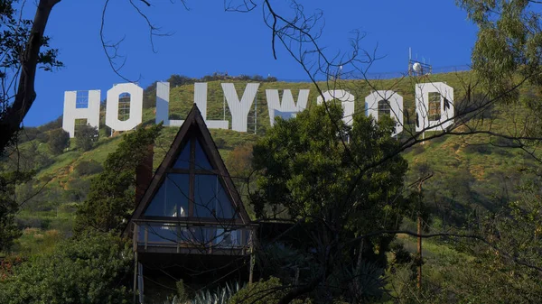 Klein huis aan Hollywood-bord - CALIFORNIA, Verenigde Staten - 18 maart 2019 — Stockfoto