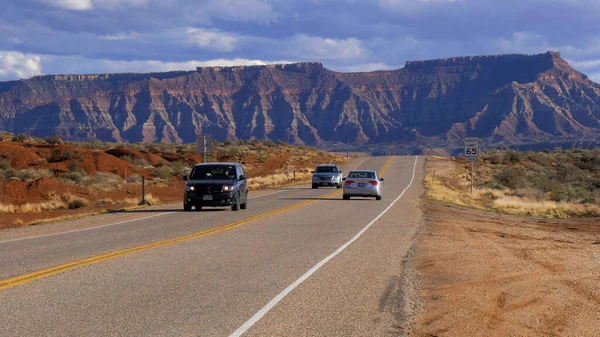 Aussichtsreiche Route durch den Snow Canyon in Utah - UTAH, USA - 20. MÄRZ 2019 — Stockfoto