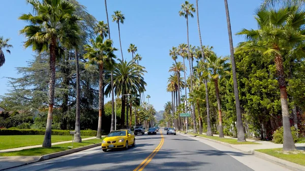 Dirigir através de Beverly Hills Califórnia - LOS ANGELES, EUA - 1 de abril de 2019 — Fotografia de Stock