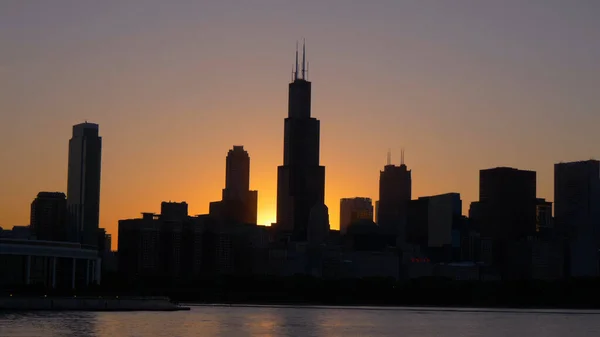 Silhueta de Chicago Skyline ao pôr do sol - CHICAGO. ESTADOS UNIDOS - JUNHO 11, 2019 — Fotografia de Stock