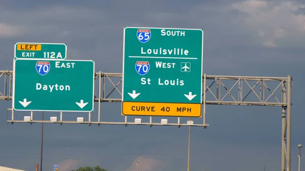 Riktningsskyltar till Louisville och St Louis - CHICAGO. FÖRENADE STATERINGAR - JUNI 11, 2019 — Stockfoto