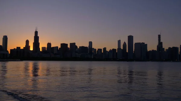 Silhueta de Chicago Skyline ao pôr do sol - CHICAGO. ESTADOS UNIDOS - JUNHO 11, 2019 — Fotografia de Stock