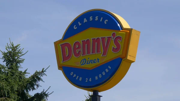 Dennys American Diner Restaurant - LOUISVILLE, Stany Zjednoczone - czerwiec 14, 2019 — Zdjęcie stockowe