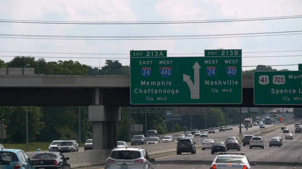 Exit sign to Memphis and Nashville on the higheway - NASHVILLE, UNITED STATES - 17. června 2019 — Stock fotografie
