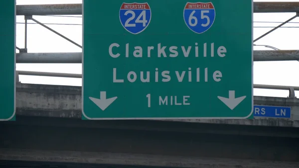 Irány Huntsville és Louisville az autópályán - NASHVILLE, EGYESÜLT ÁLLAMOK - 2019. június 17. — Stock Fotó