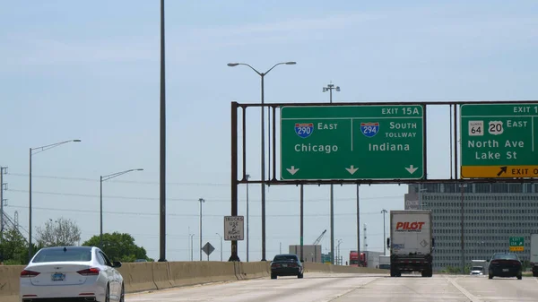 Vägskyltar till Chicago och Indiana - CHICAGO. FÖRENADE STATERINGAR - JUNI 11, 2019 — Stockfoto