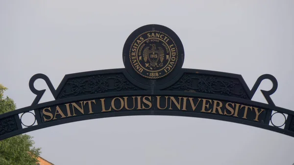 Campus de la Universidad de Saint Louis - ST. LOUIS, ESTADOS UNIDOS - 19 DE JUNIO DE 2019 —  Fotos de Stock