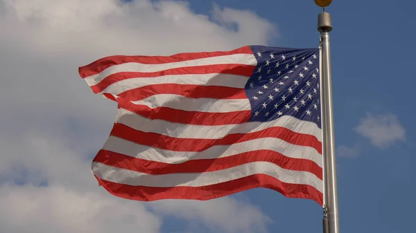 Drapeau américain agitant le vent - NASHVILLE, ÉTATS-UNIS - 17 JUIN 2019 — Photo