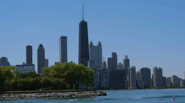 Vista del horizonte de Chicago desde el lago Michigan - CHICAGO, ESTADOS UNIDOS - 11 DE JUNIO DE 2019 — Foto de Stock