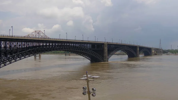 Flood on Mississippi River at Saint Louis - ST. LOUIS, Ηνωμένες Πολιτείες - 19 Ιουνίου 2019 — Φωτογραφία Αρχείου