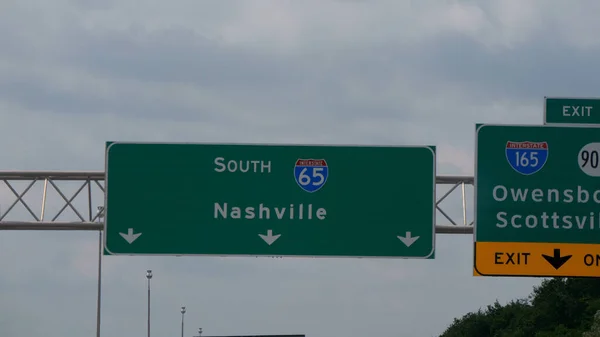 Hinweisschild nach Nashville auf der Autobahn - NASHVILLE, Vereinigte Staaten - 17. Juni 2019 — Stockfoto