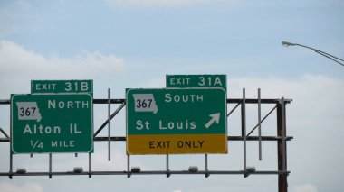 Trafik levhası: St Louis 'e Otoyol Çıkışı - Chicago, Birleşik Devletler - 20 Haziran 2019