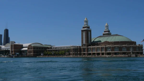 Chicago Navy Pier är ett populärt landmärke vid Michigansjön - CHICAGO, UNITED STATES - 11 juni 2019 — Stockfoto