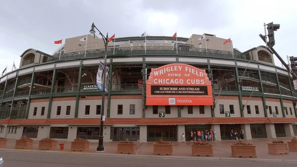 Wrigley Field, Chicago Cubs 'ın vatanı Chicago, Birleşik Devletler - 12 Haziran 2019 — Stok fotoğraf