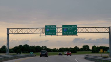 Memphis ve Chicago 'ya Otoyol İşaretleri St. LOUIS, Birleşik Devletler 19 Haziran 2019