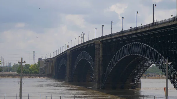 Eads Bridge over Mississippi River in Saint Louis - ST. LOUIS, Ηνωμένες Πολιτείες - 19 Ιουνίου 2019 — Φωτογραφία Αρχείου