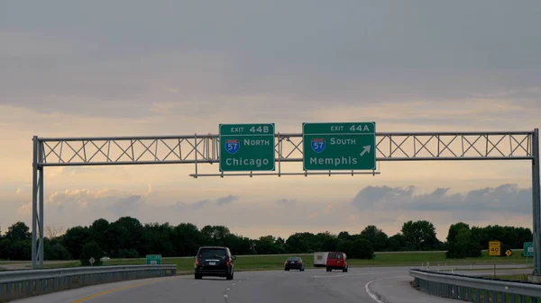 Autoroute Panneaux indiquant Memphis et Chicago - ST. LOUIS, ÉTATS-UNIS - 19 JUIN 2019 — Photo